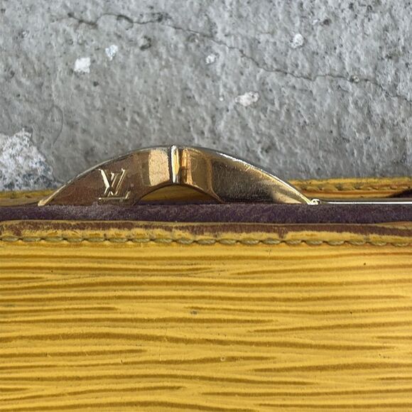 Vintage Louis Vuitton kiss lock wallet - Picture 7 of 13